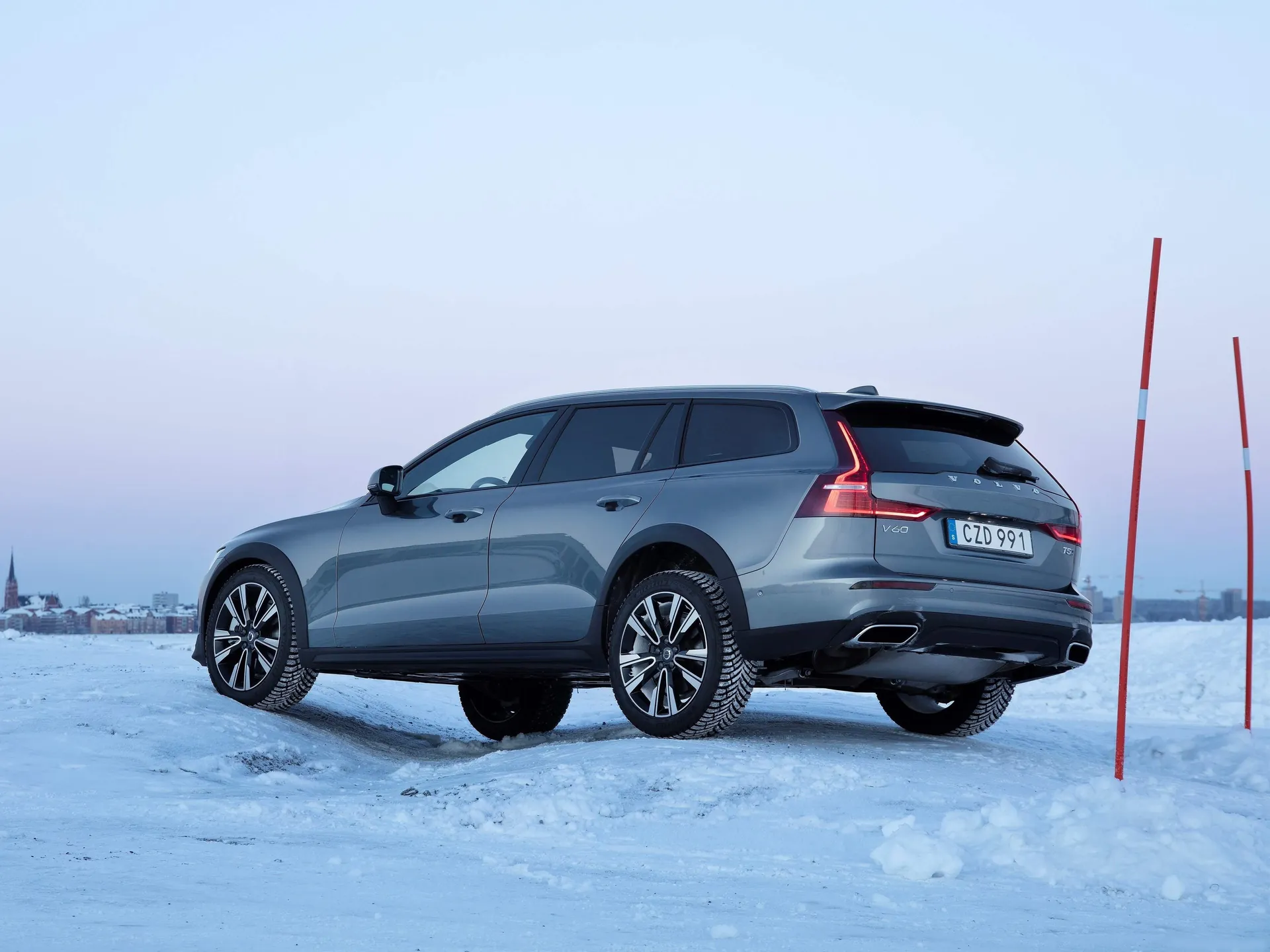 Volvo V60 Cross Country (2019) – zadní tříčtvrteční pohled
