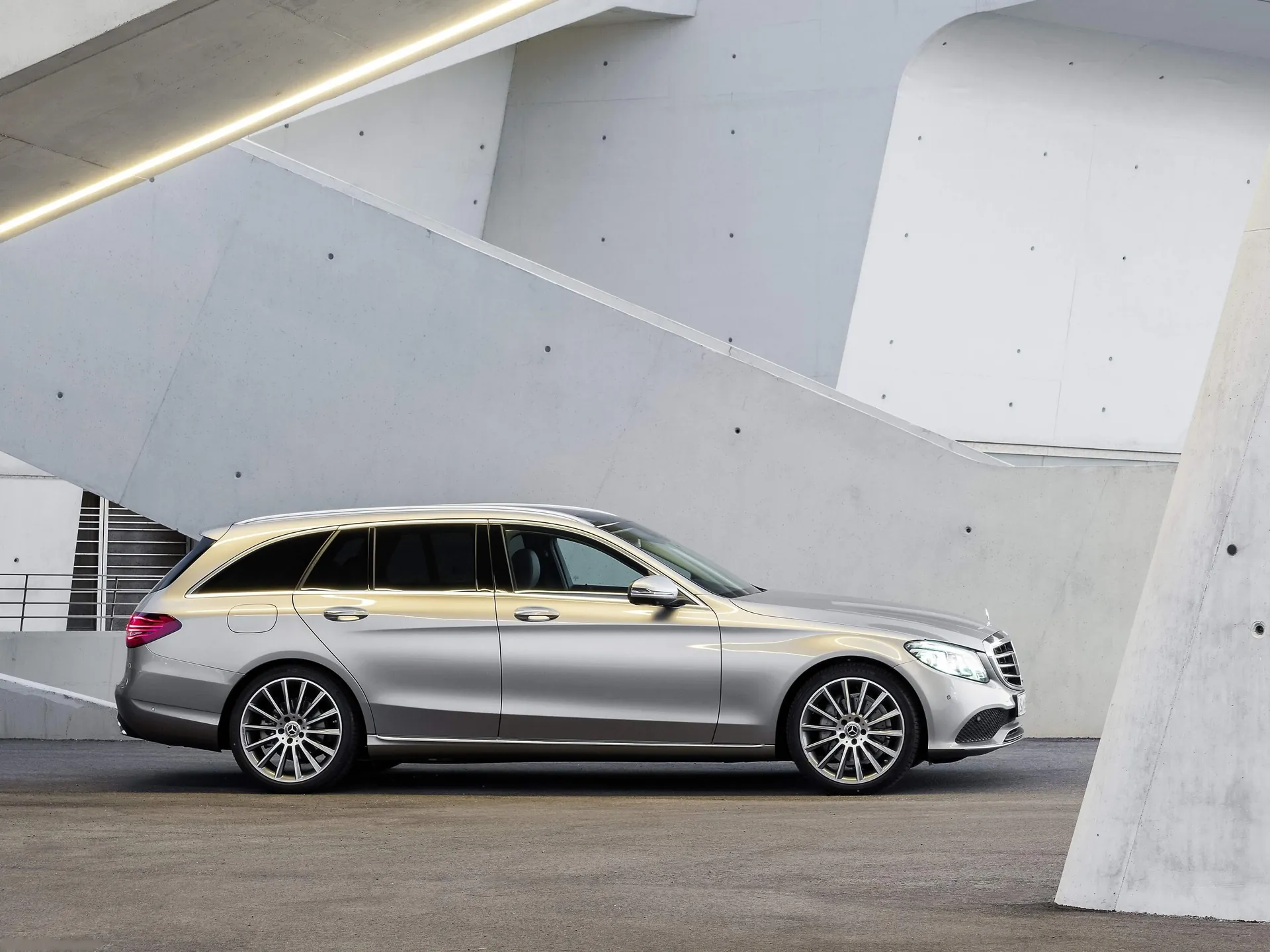 Mercedes-Benz C-Class Estate (2019) – boční profil