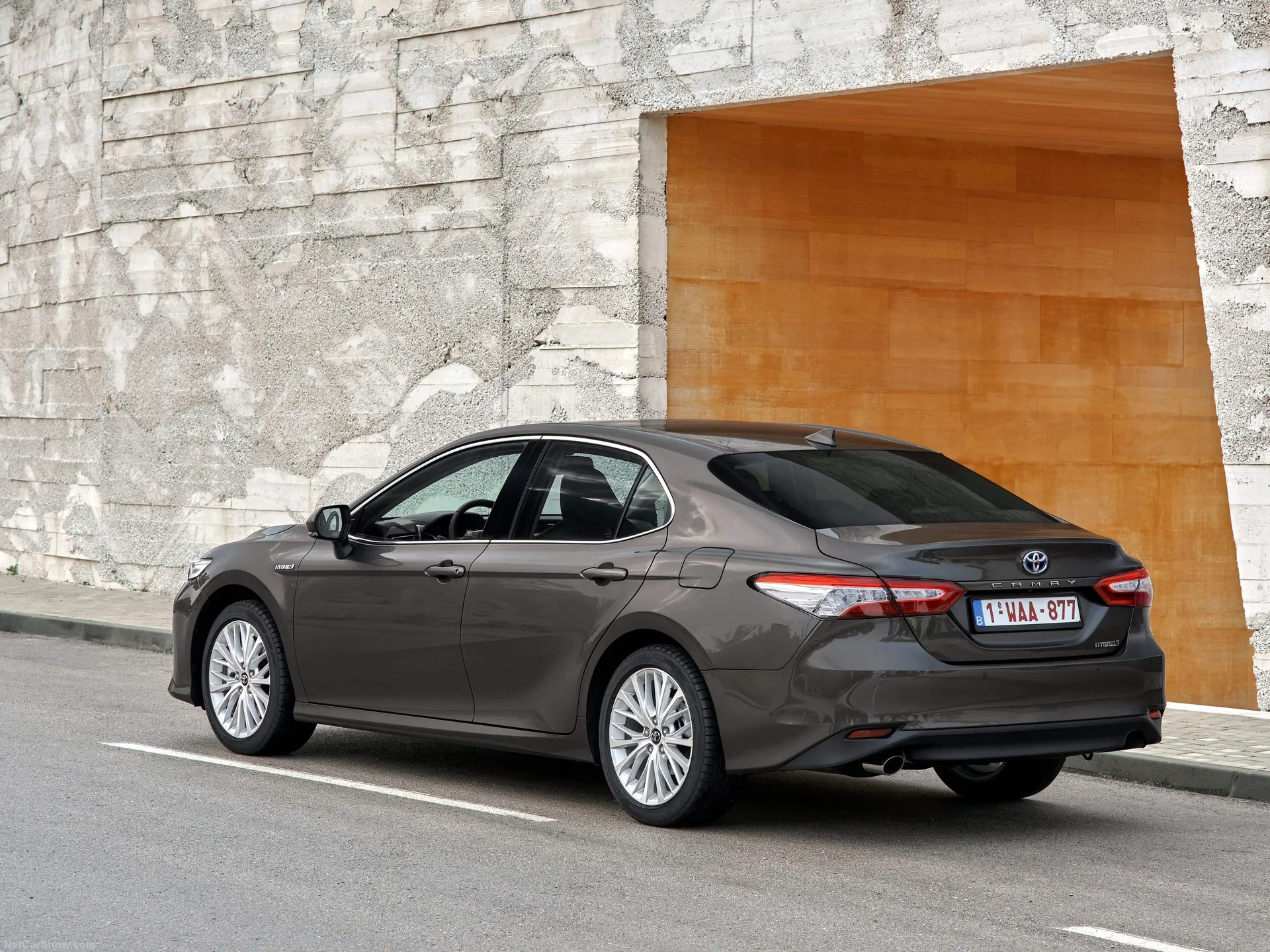 Toyota Camry Hybrid [EU] (2019) – zadní tříčtvrteční pohled
