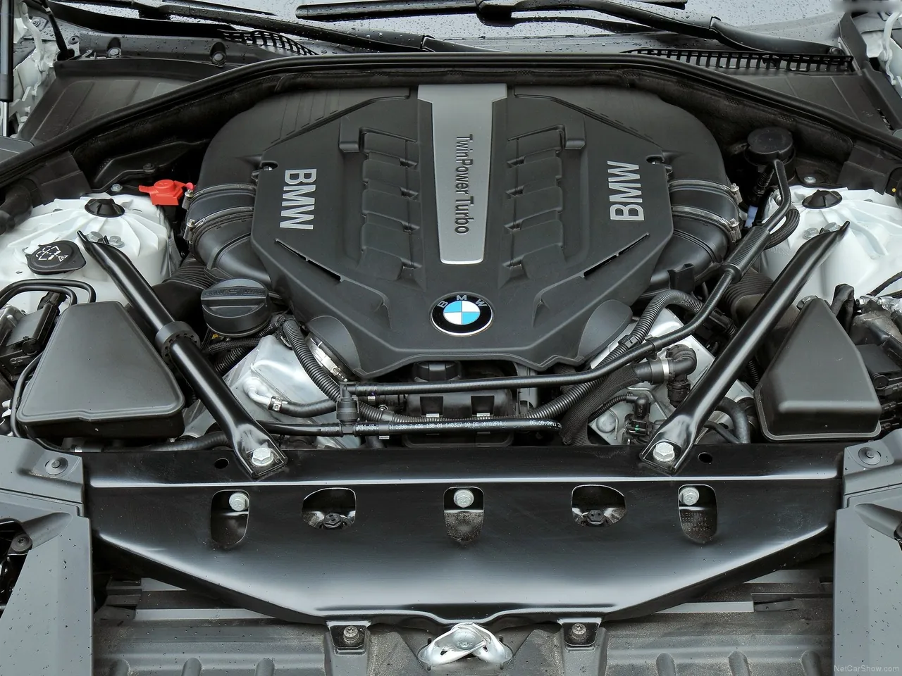 BMW 7-Series (2013) – motorový prostor