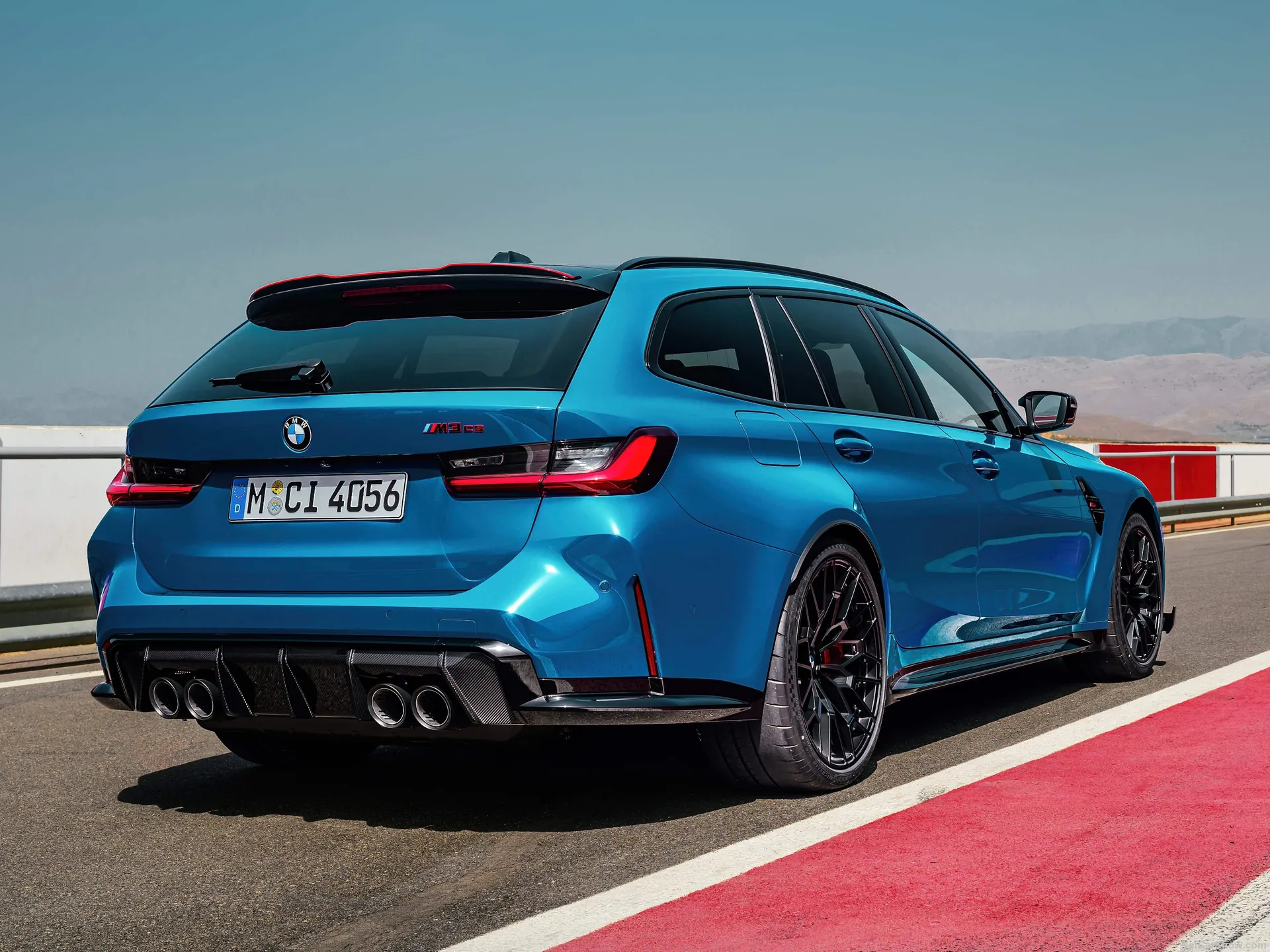 BMW M3 CS Touring (2025) – zadní tříčtvrteční pohled