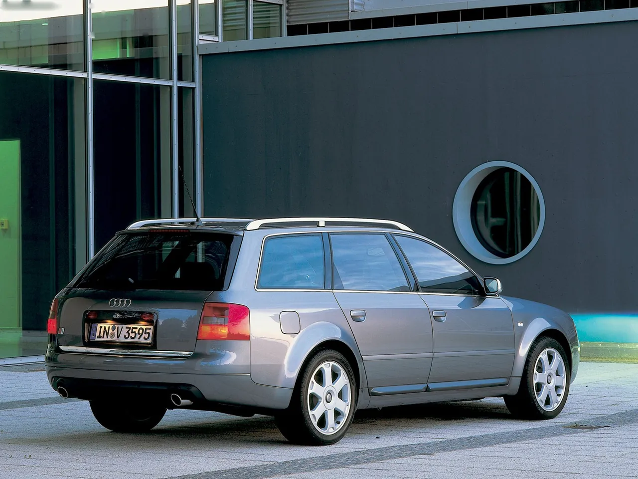 Audi S6 Avant (1999) – zadní tříčtvrteční pohled