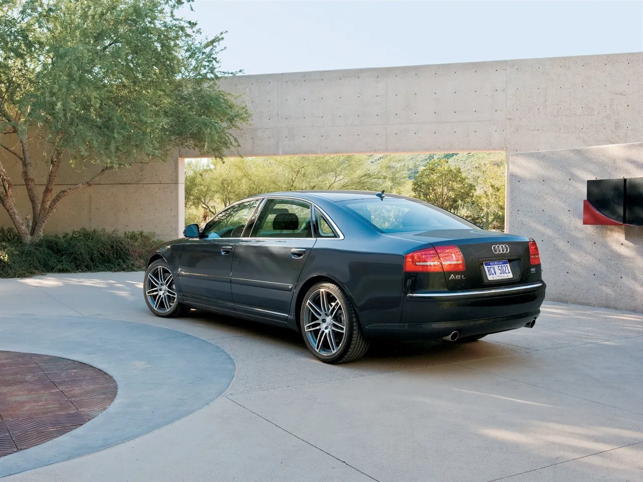 Audi A8 L (2008) – zadní tříčtvrteční pohled