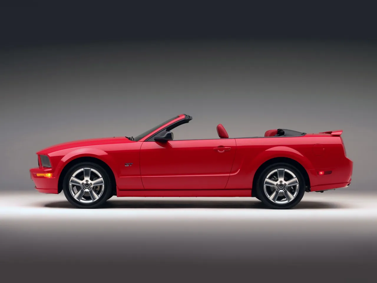 Ford Mustang GT Convertible (2005) – boční profil