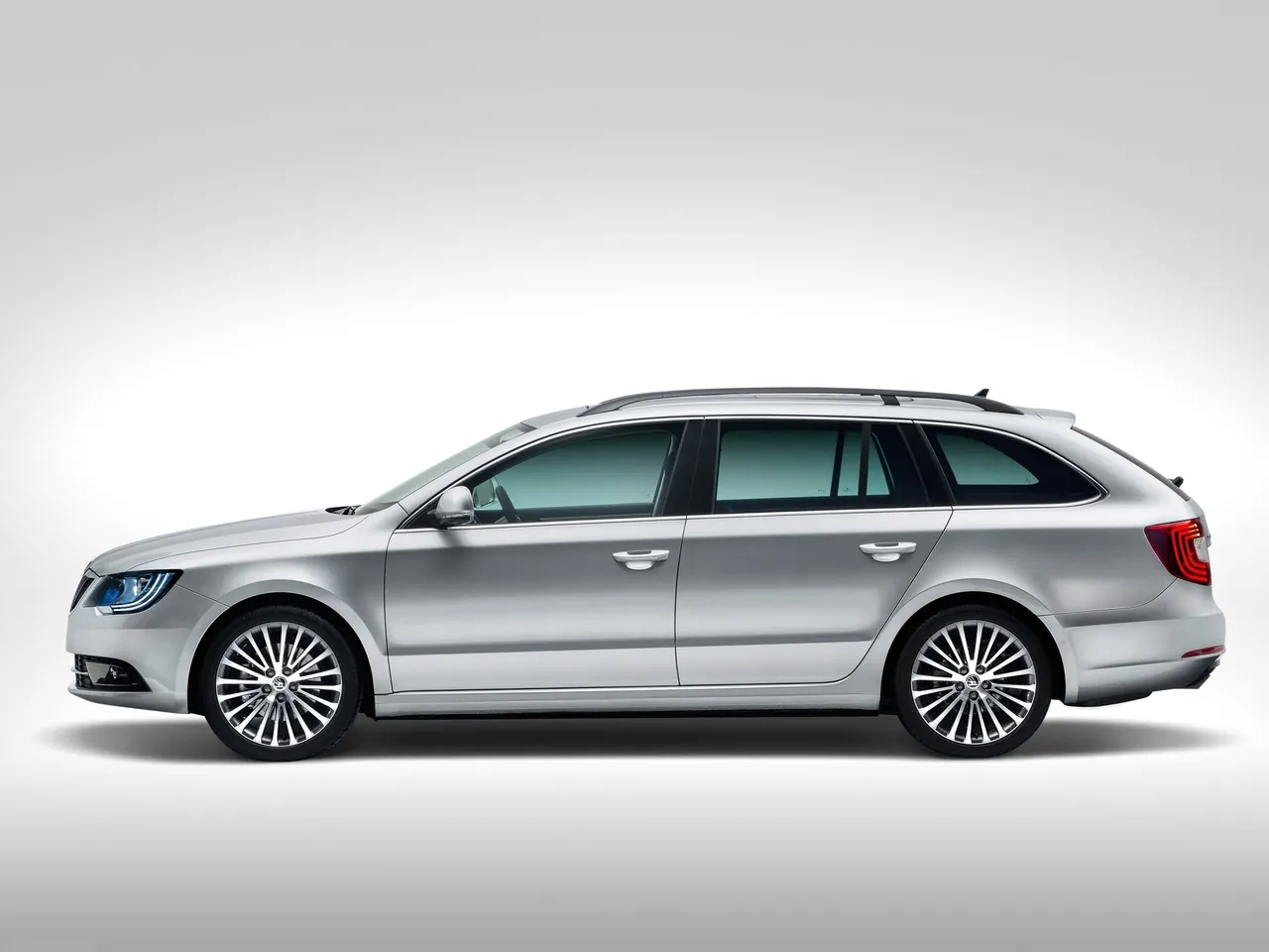 Skoda Superb Combi (2014) – boční profil