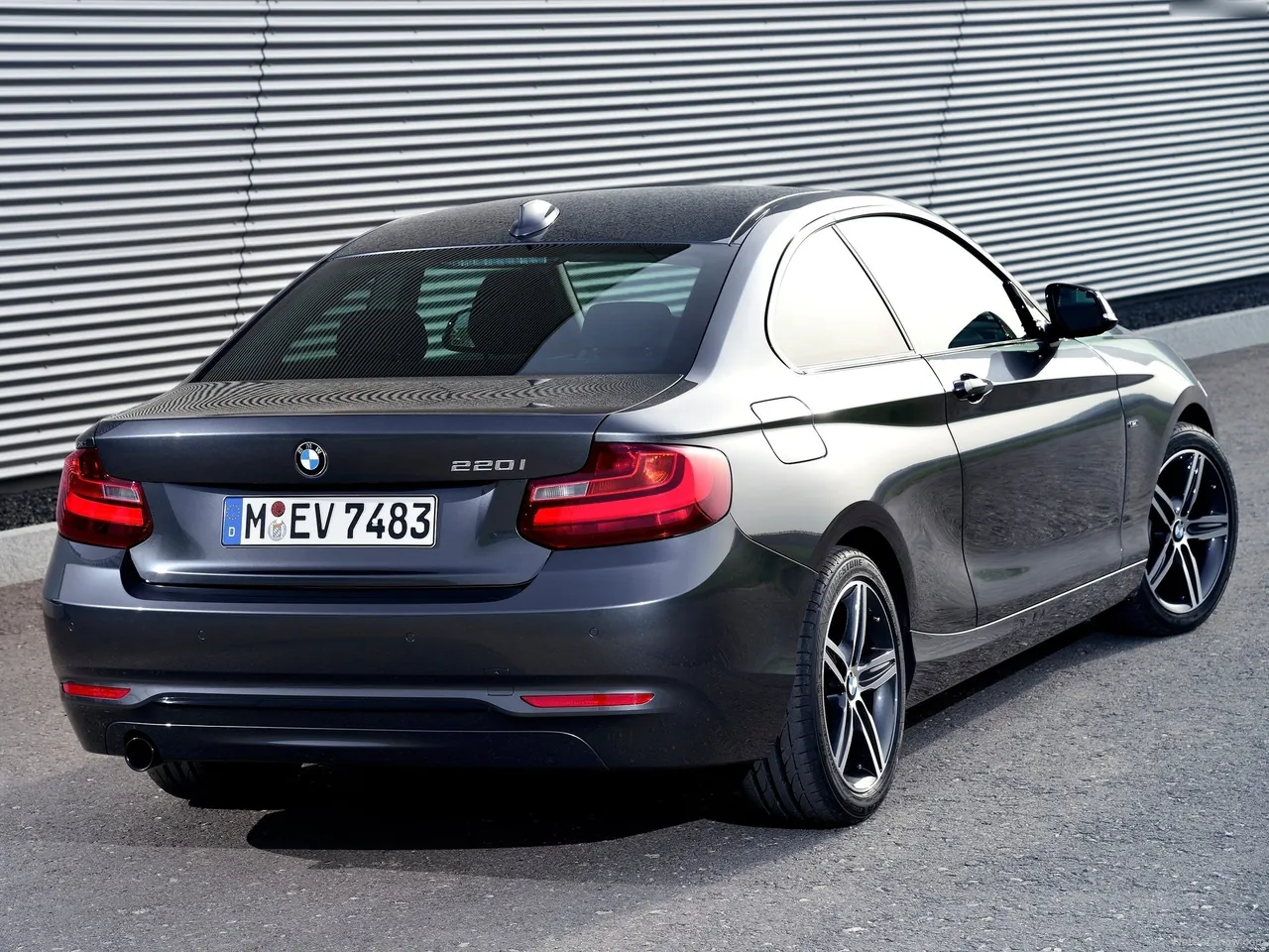BMW 2-Series Coupe (2014) – zadní tříčtvrteční pohled