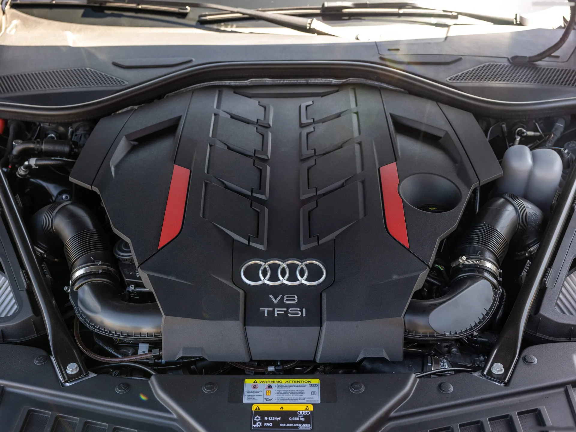 Audi S8 [US] (2022) – motorový prostor