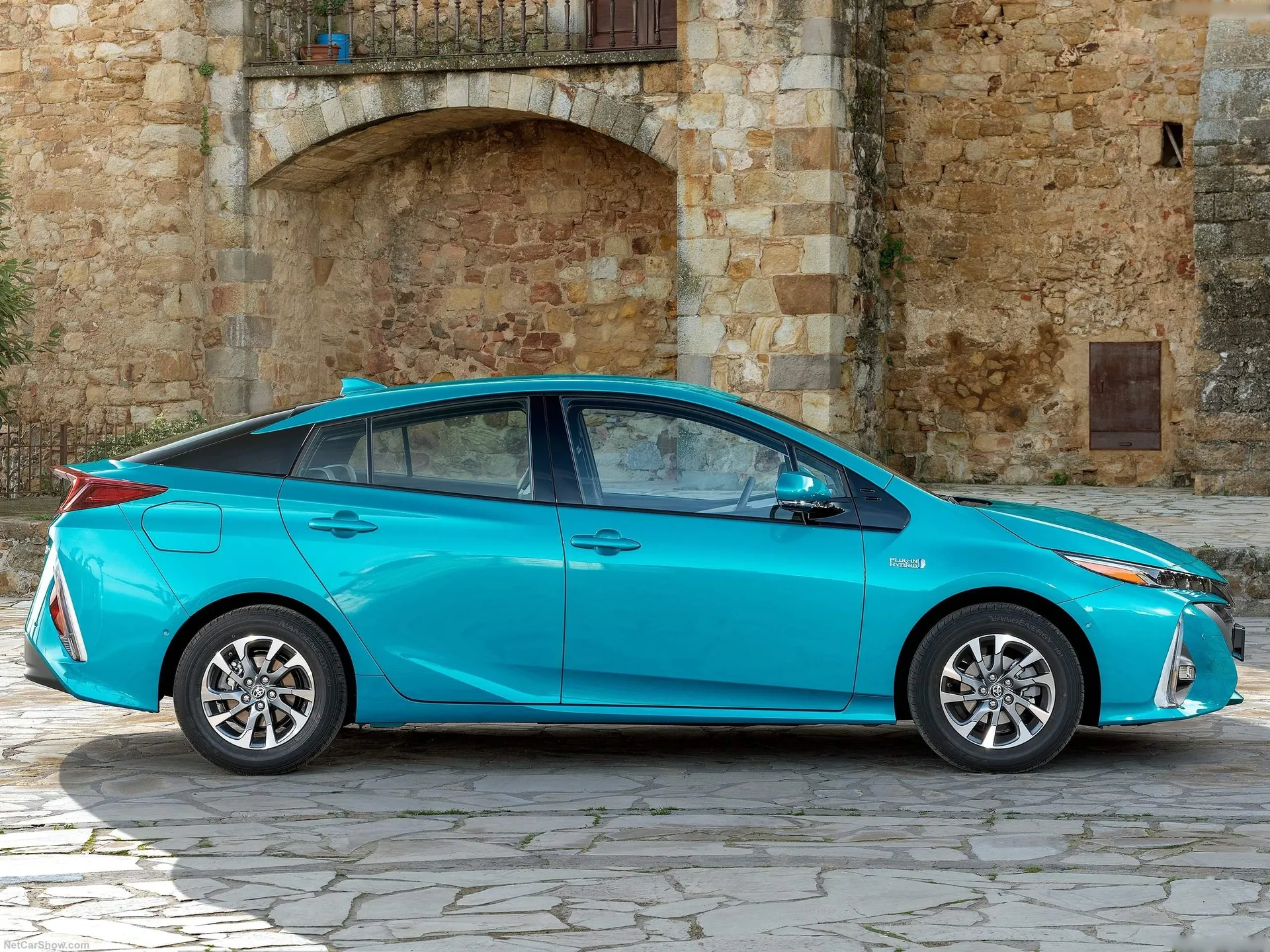 Toyota Prius Plug-in Hybrid (2017) – boční profil