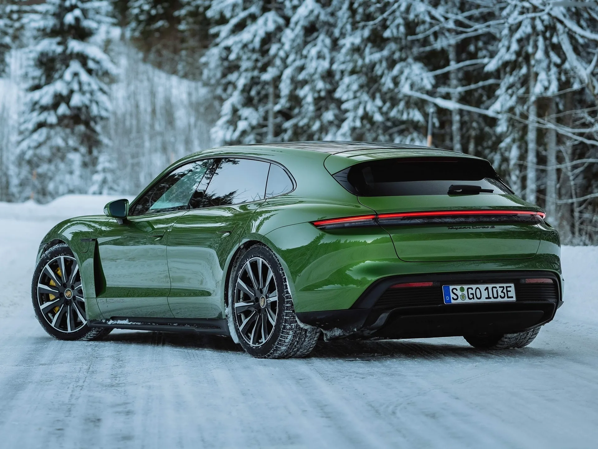 Porsche Taycan Turbo S Sport Turismo (2022) - Rear Three-Quarter