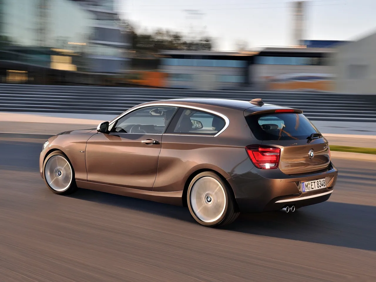 BMW 1-Series 3-door (2013) – zadní tříčtvrteční pohled
