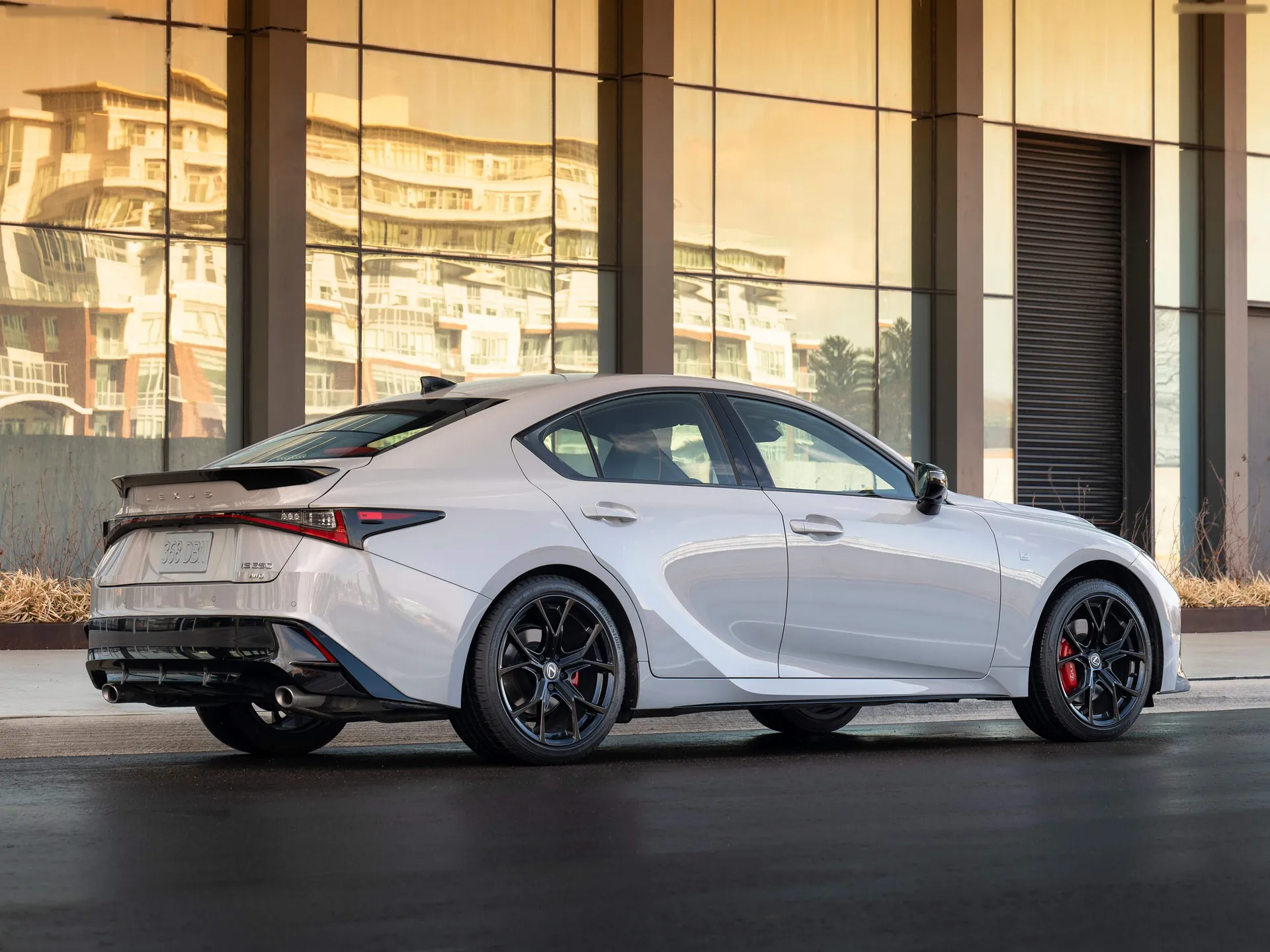 Lexus IS 350 (2026) – zadní tříčtvrteční pohled
