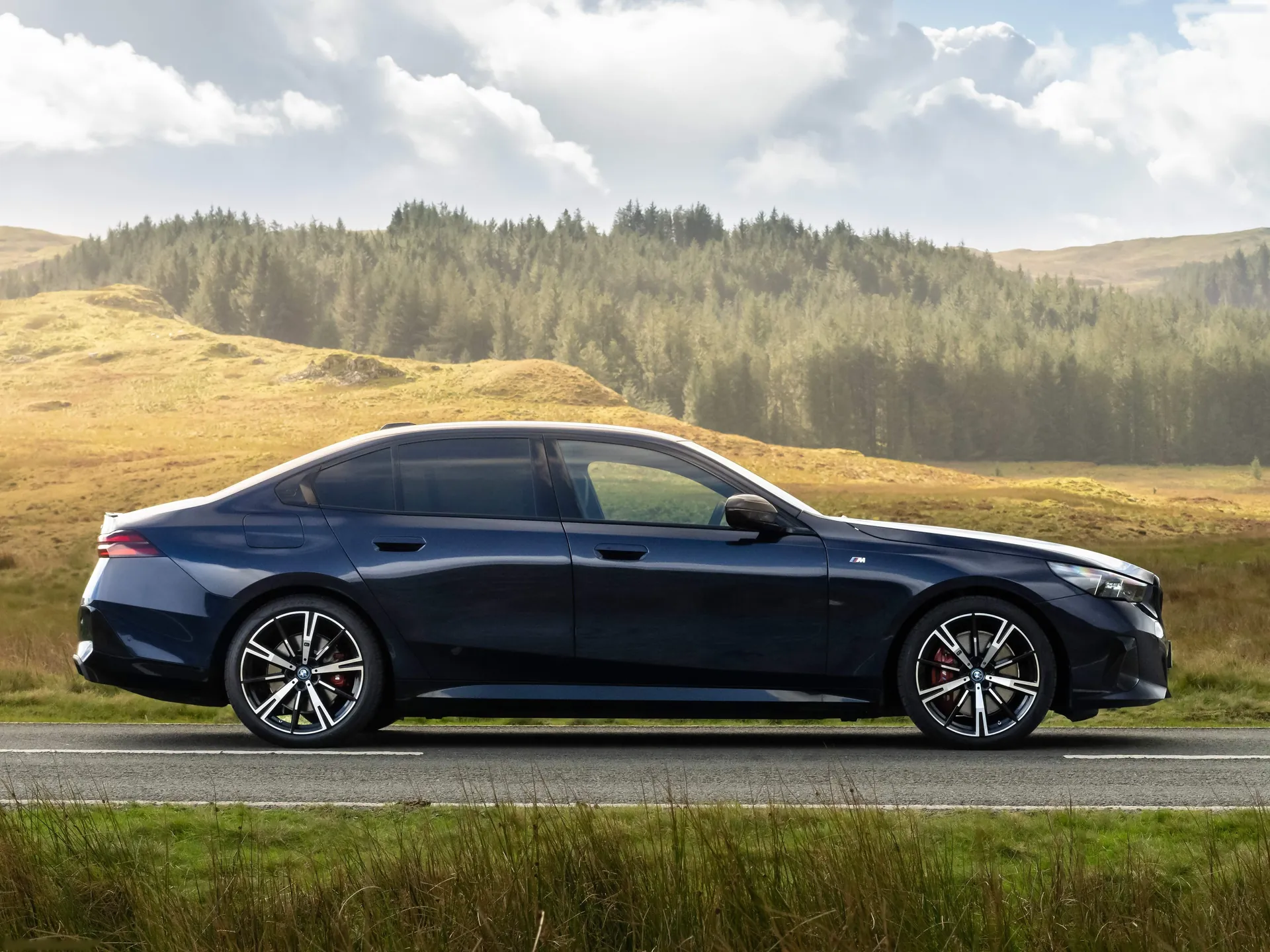 BMW i5 [UK] (2024) – boční profil