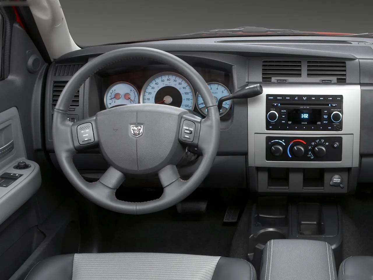 Dodge Dakota (2008) – interiér