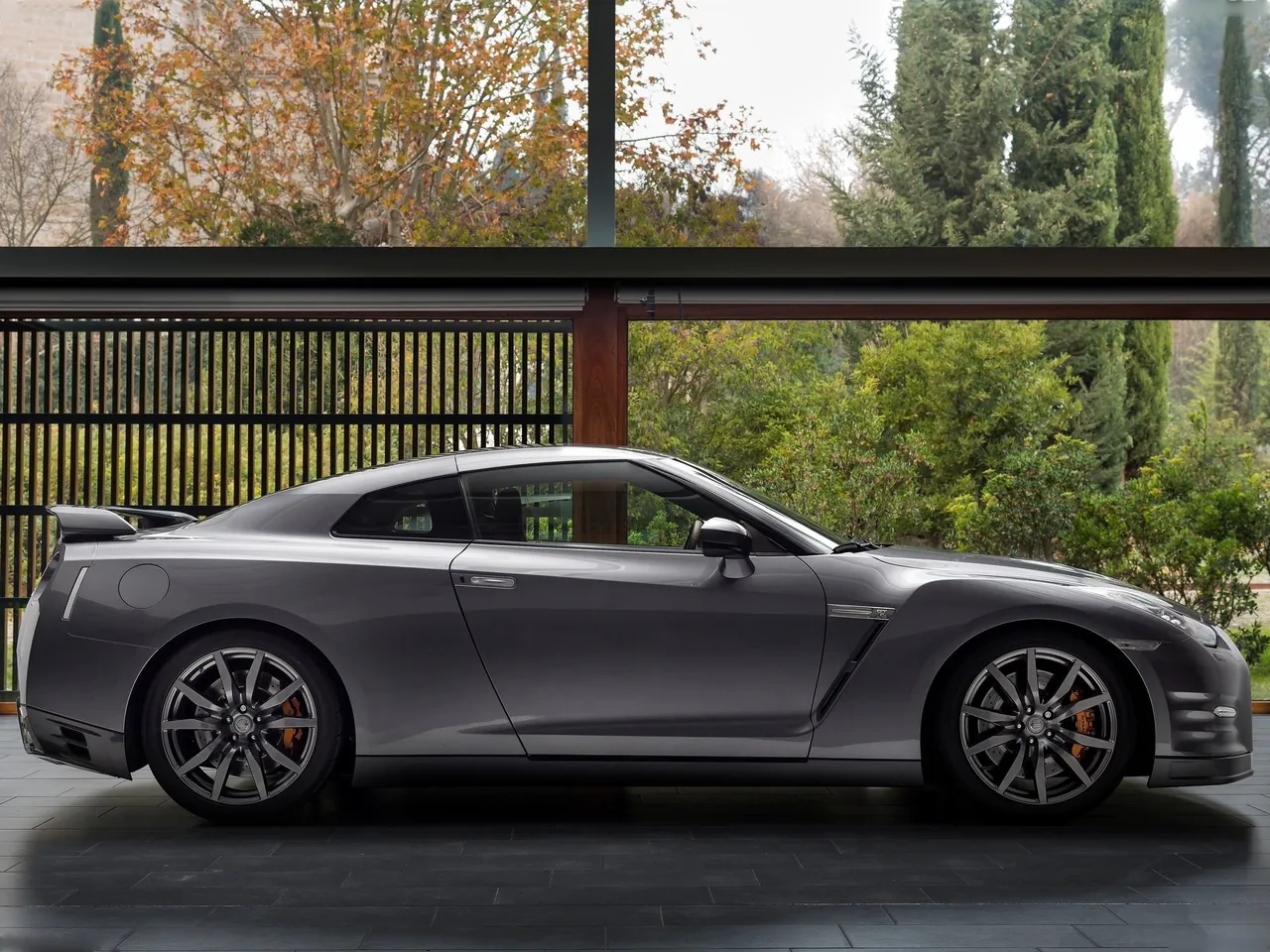 Nissan GT-R (2013) - Side Profile