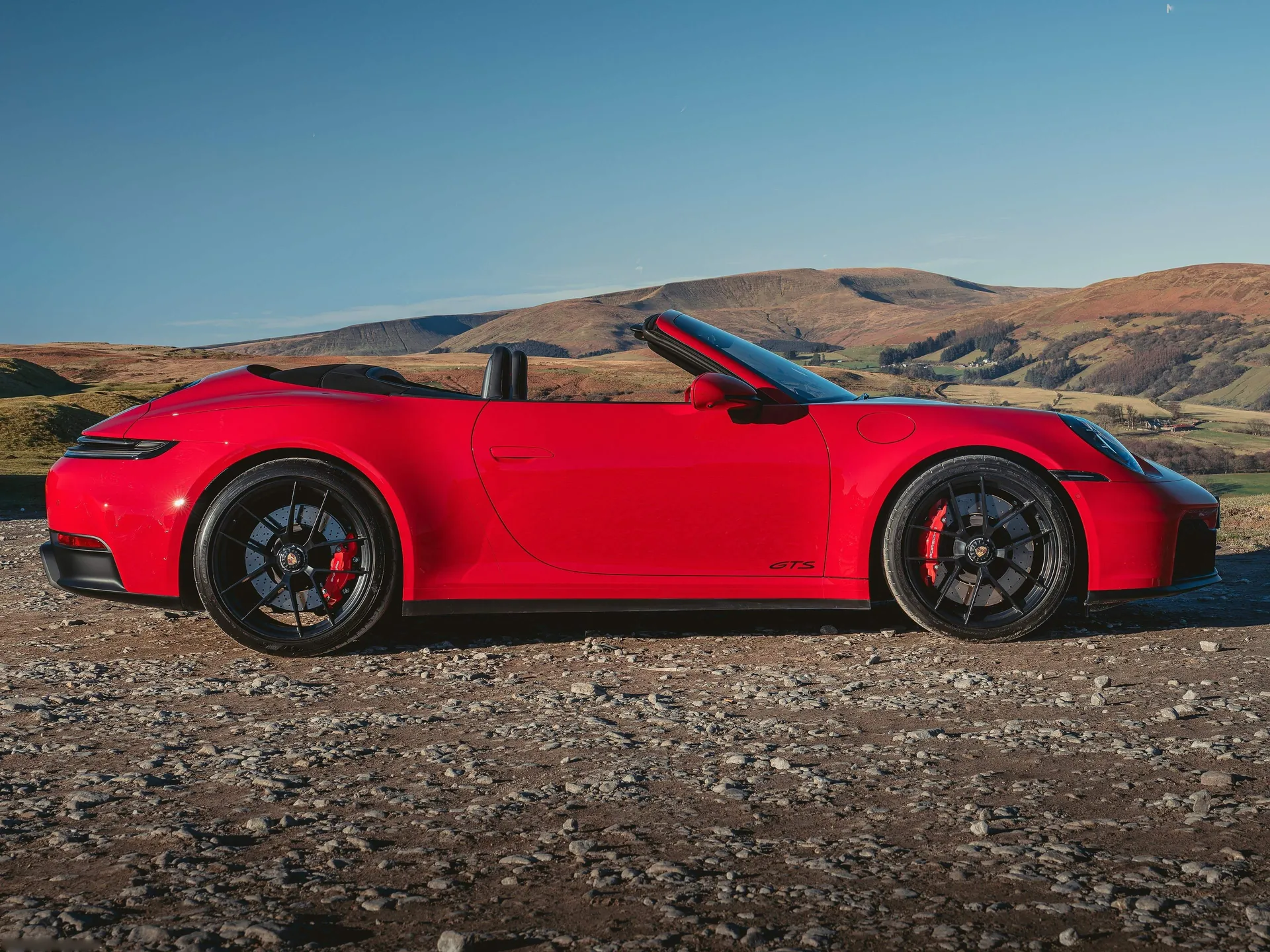Porsche 911 Carrera 4 GTS Cabriolet [UK] (2025) – boční profil