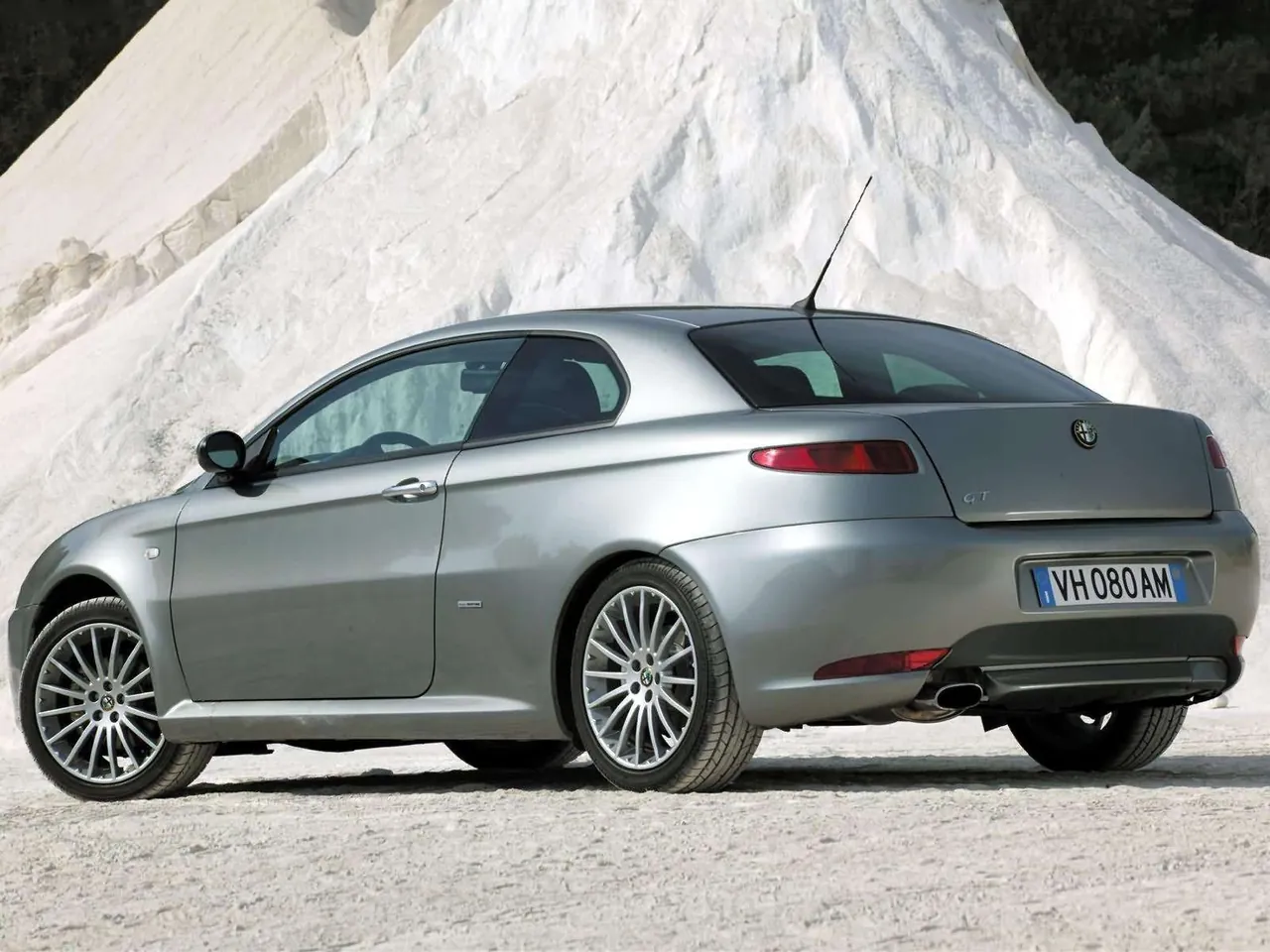 Alfa Romeo GT (2003) - Rear Three-Quarter