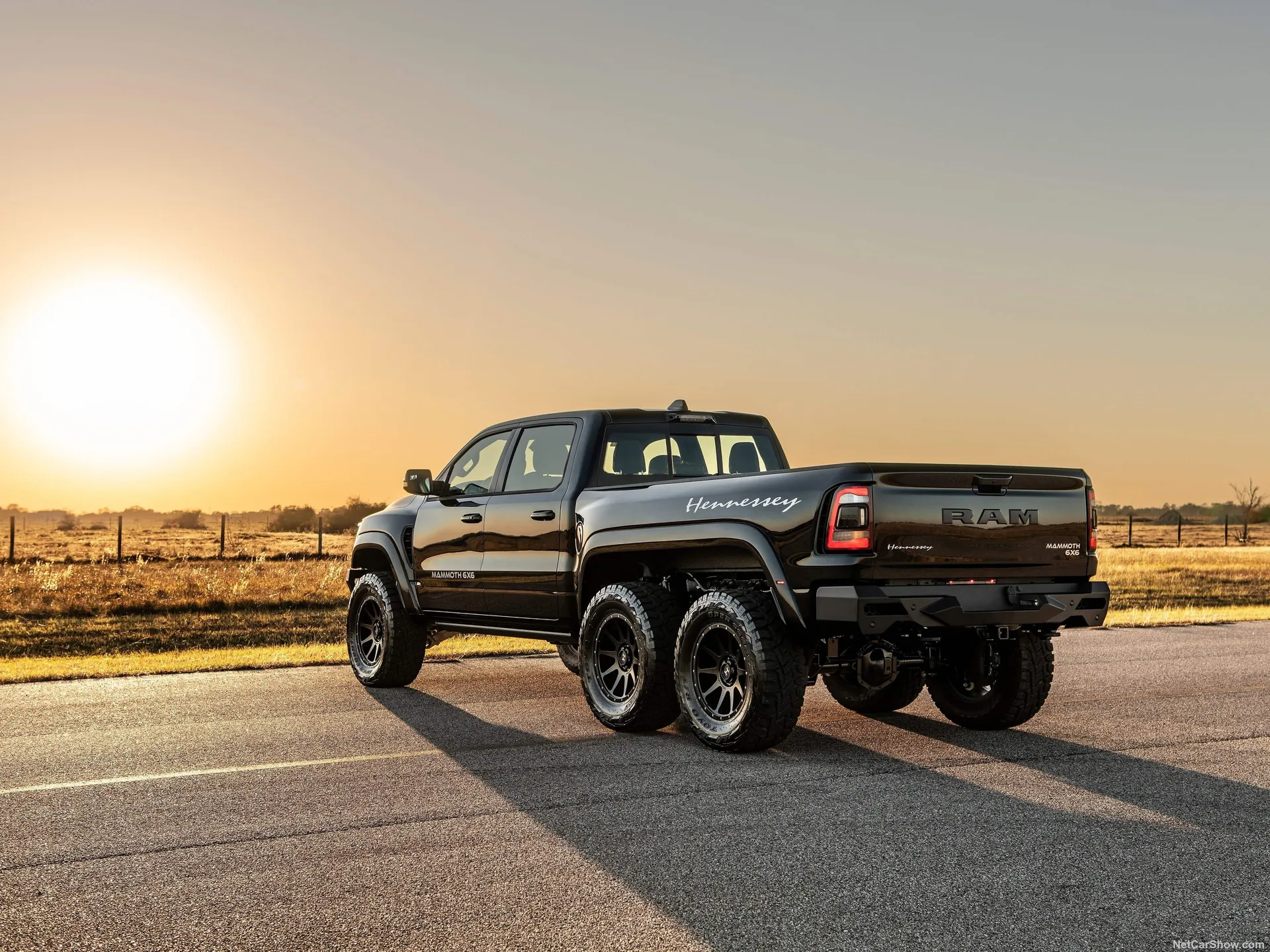 Hennessey Mammoth 1000 6x6 TRX (2022) – zadní tříčtvrteční pohled
