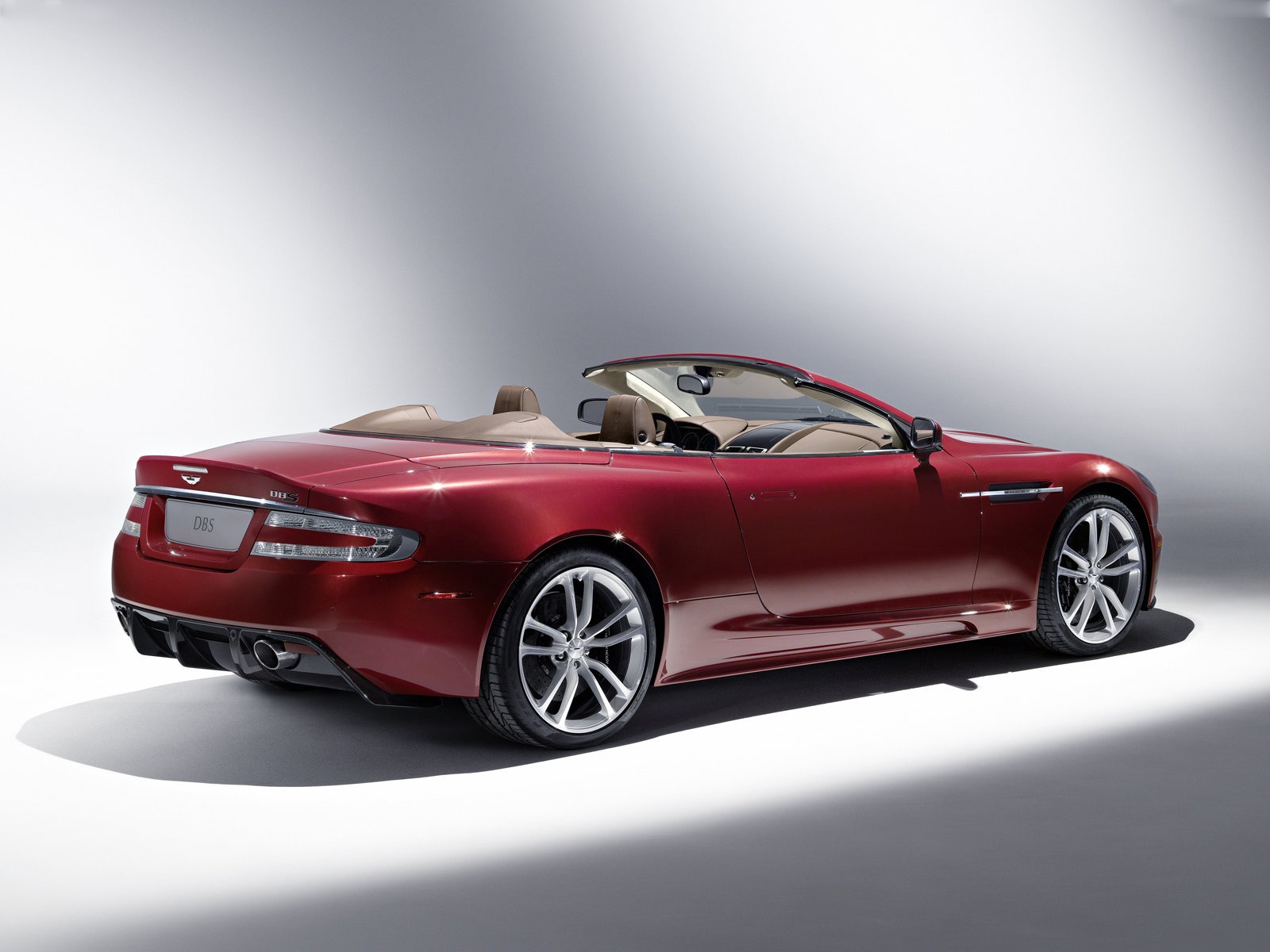 Aston Martin DBS Volante (2010) – zadní tříčtvrteční pohled