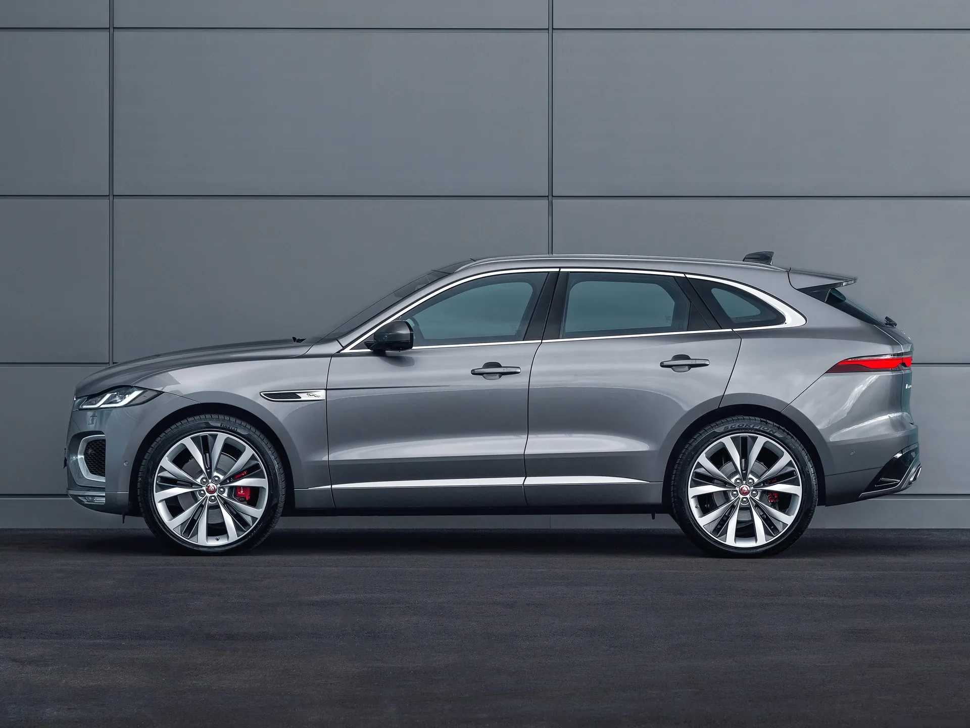 Jaguar F-Pace (2021) – boční profil
