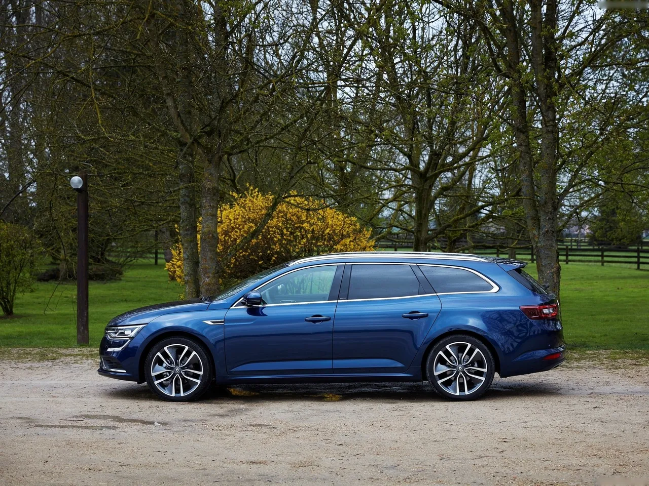Renault Talisman Estate (2016) – boční profil