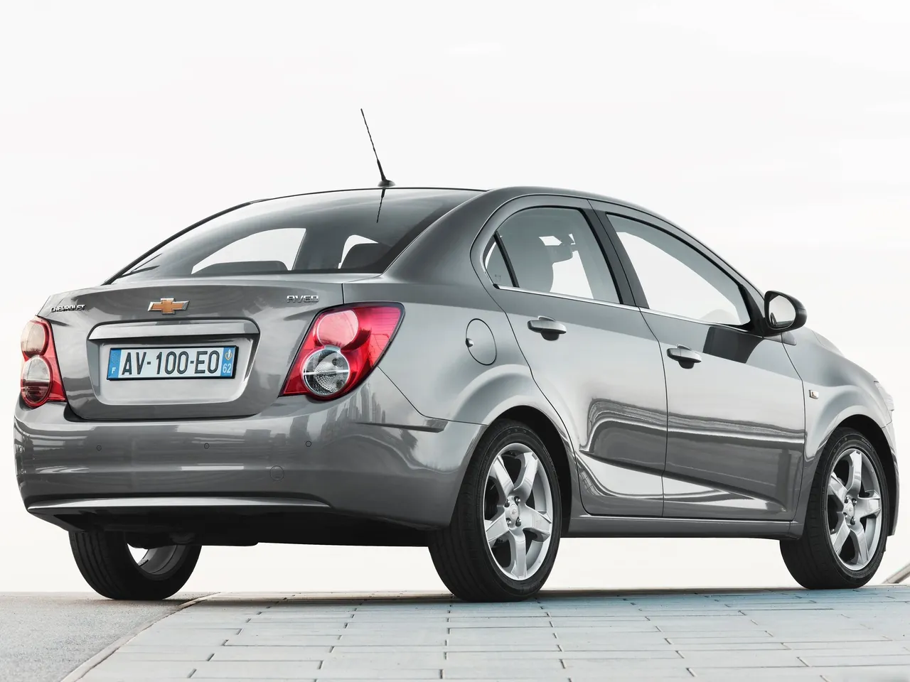 Chevrolet Aveo Sedan (2012) – zadní tříčtvrteční pohled
