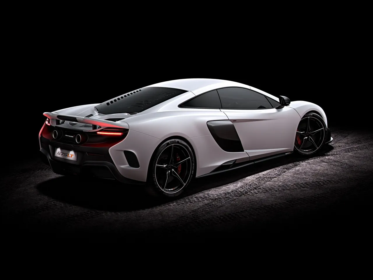 McLaren 675LT (2016) – zadní tříčtvrteční pohled