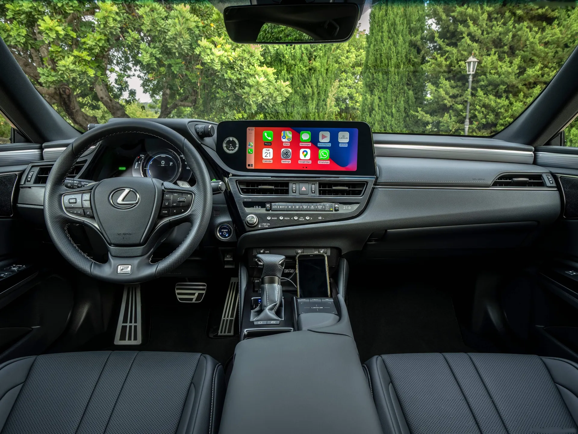 Lexus ES 300h [EU] (2022) – interiér