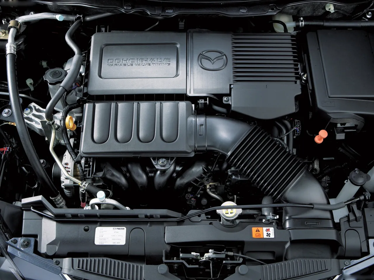 Mazda 2 Sedan (2008) – motorový prostor
