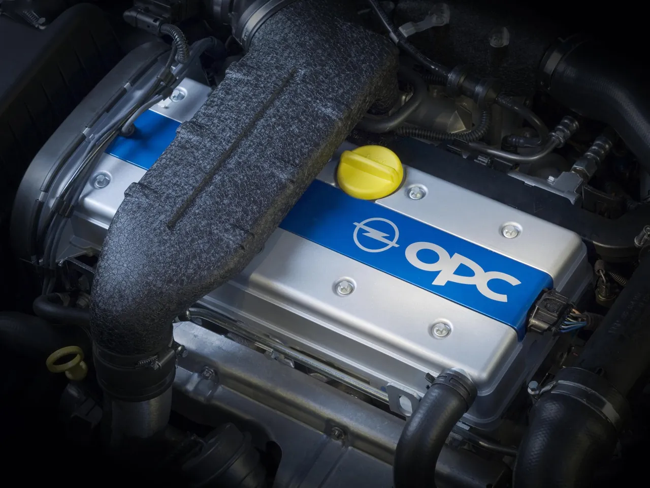 Opel Astra OPC (2006) – motorový prostor