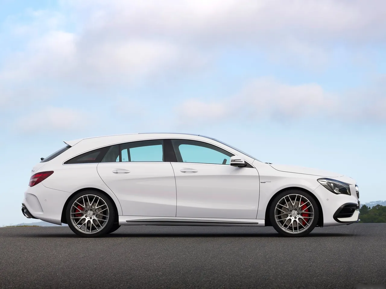 Mercedes-Benz CLA45 AMG Shooting Brake (2017) – boční profil