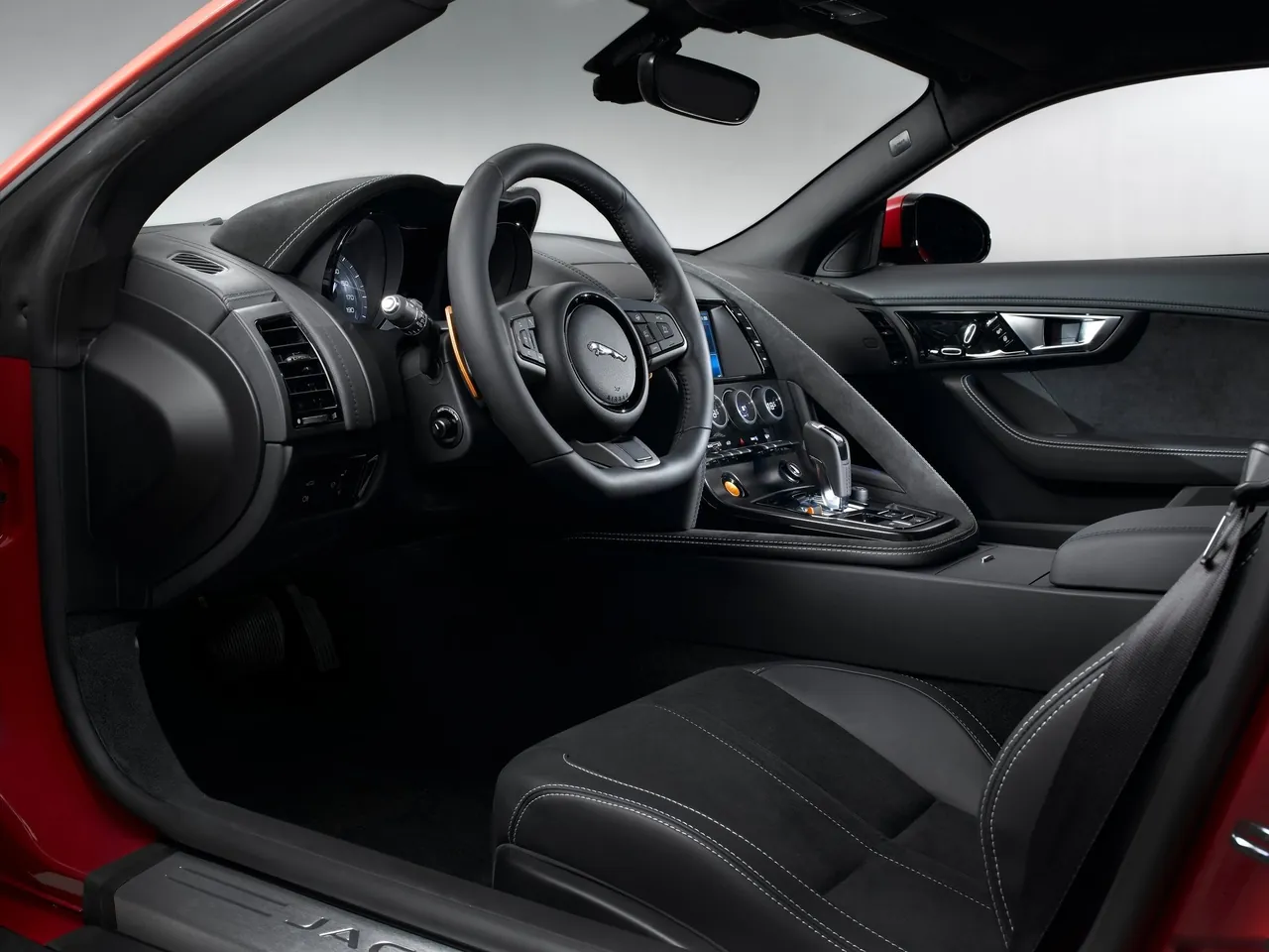 Jaguar F-Type Coupe (2015) – interiér