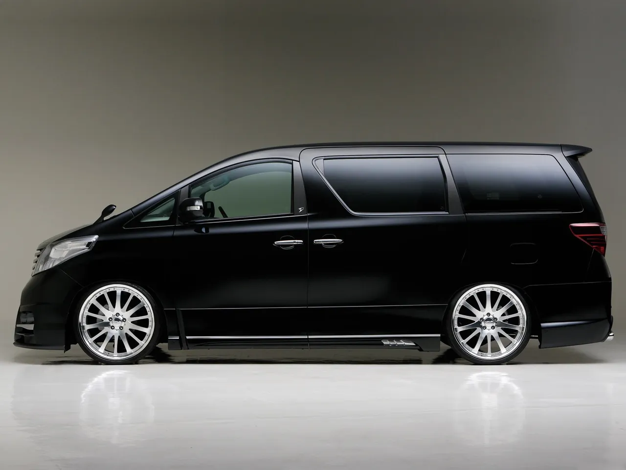 Wald Toyota Alphard (2009) – boční profil