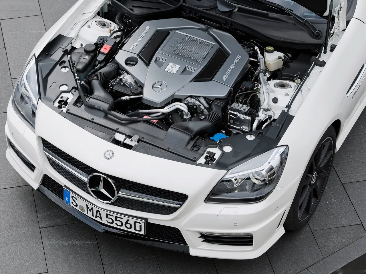 Mercedes-Benz SLK55 AMG (2012) – motorový prostor
