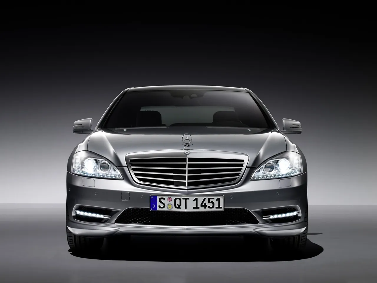 Mercedes-Benz S-Class AMG Sports Package (2010) - Front