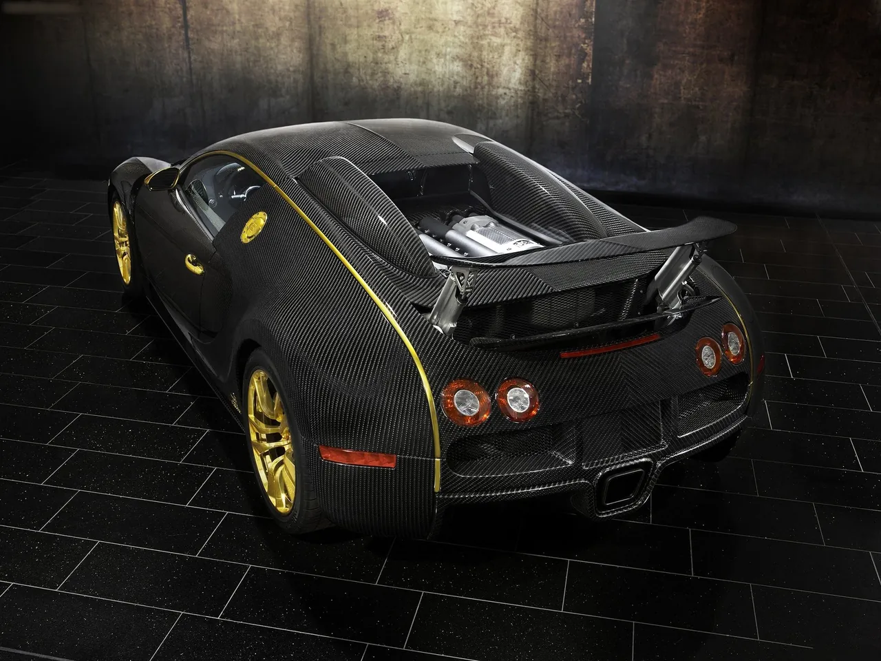 Mansory Bugatti Veyron Linea Vincero dOro (2010) – zadní tříčtvrteční pohled