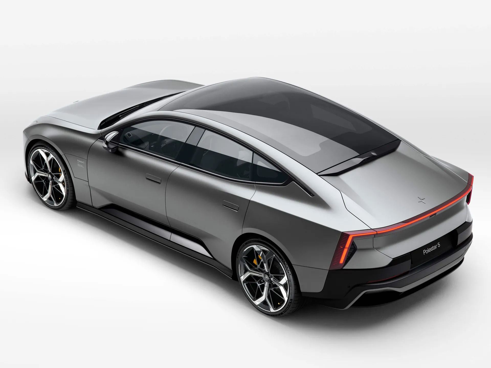 Polestar 5 (2026) – zadní tříčtvrteční pohled