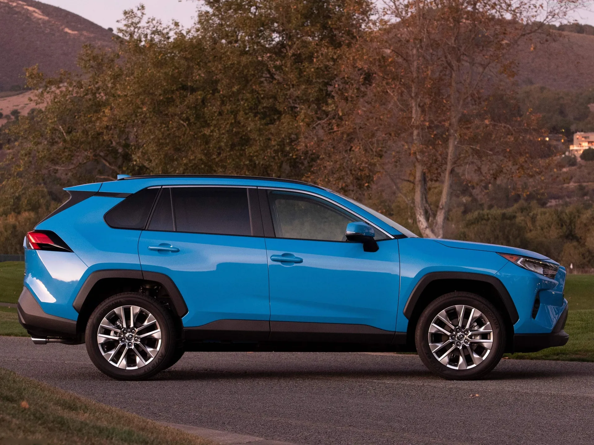 Toyota RAV4 (2019) – boční profil