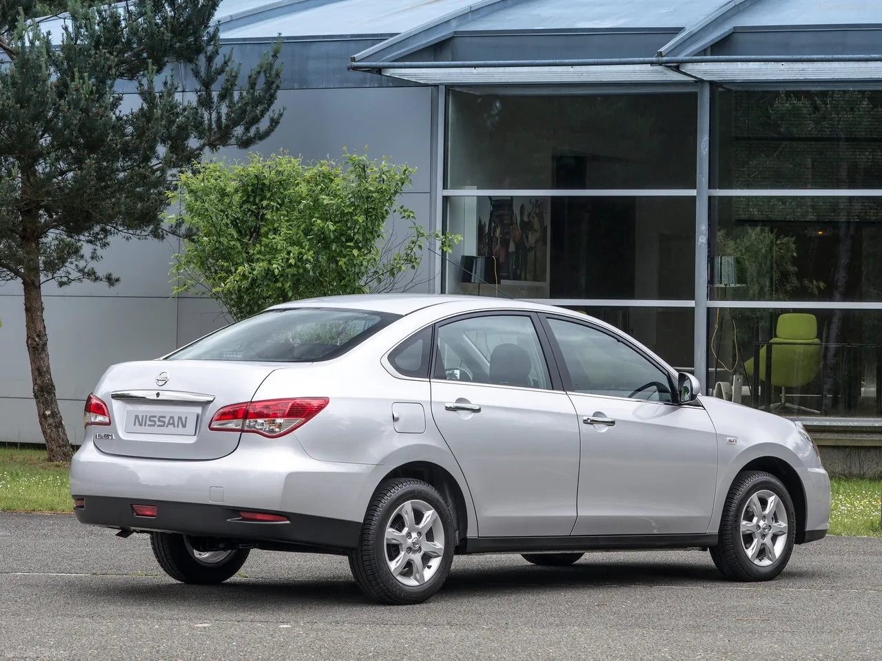 Nissan Almera (2013) – zadní tříčtvrteční pohled