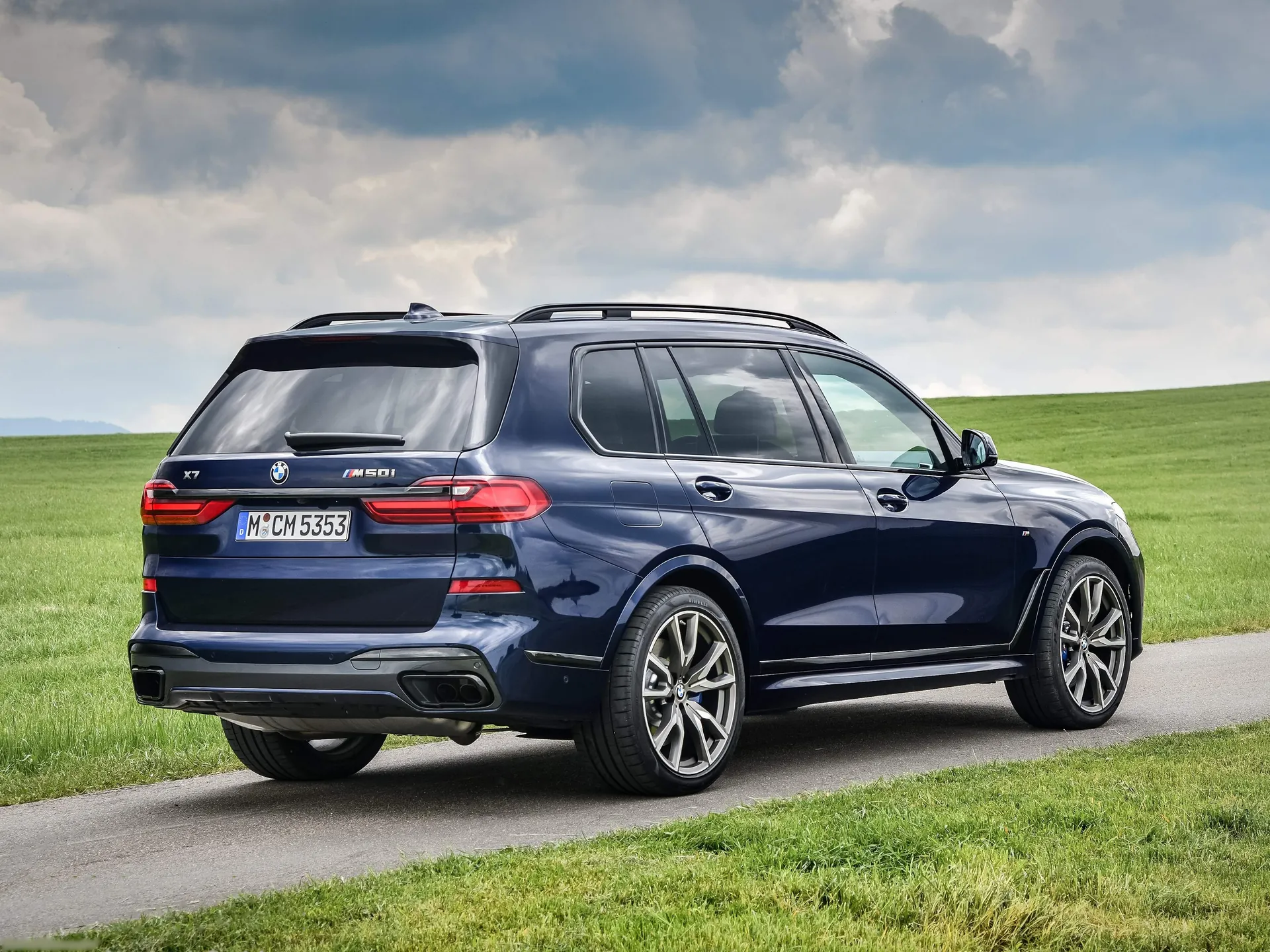 BMW X7 M50i (2020) – zadní tříčtvrteční pohled