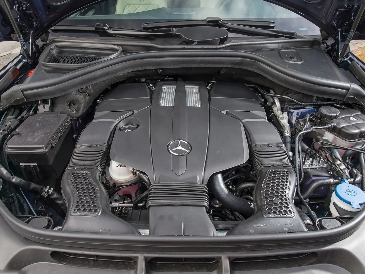 Mercedes-Benz GLS (2017) – motorový prostor