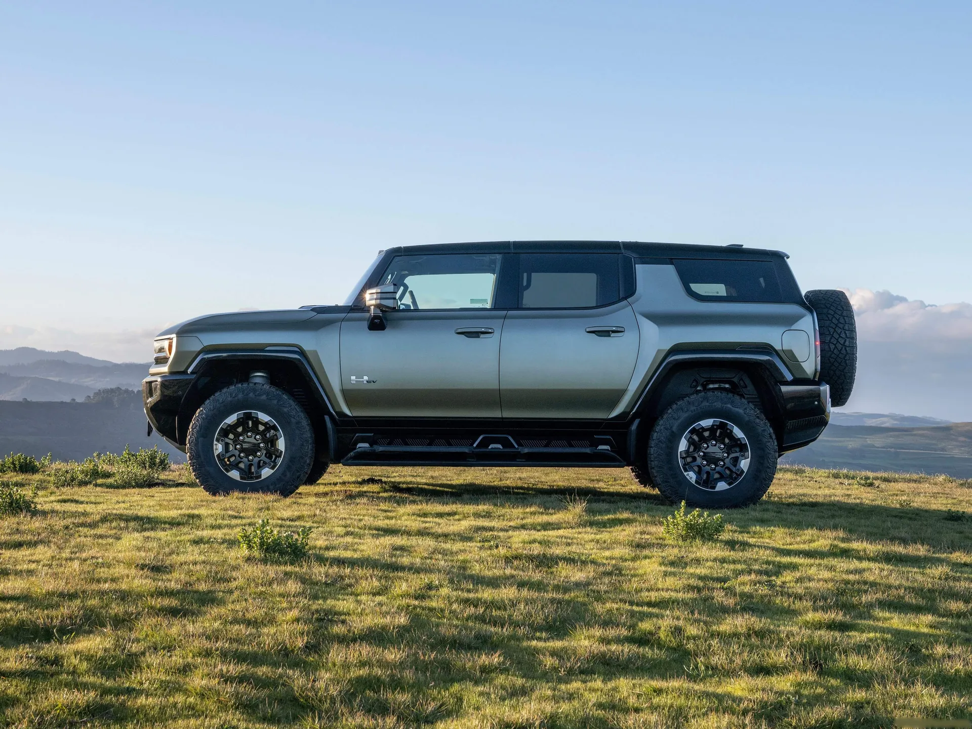 GMC Hummer EV SUV (2024) – boční profil