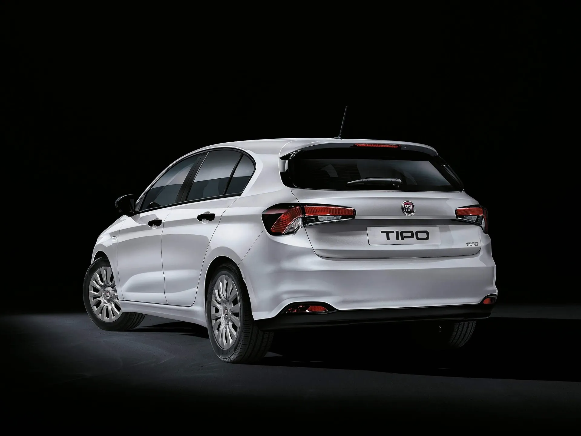 Fiat Tipo 5-door (2021) – zadní tříčtvrteční pohled