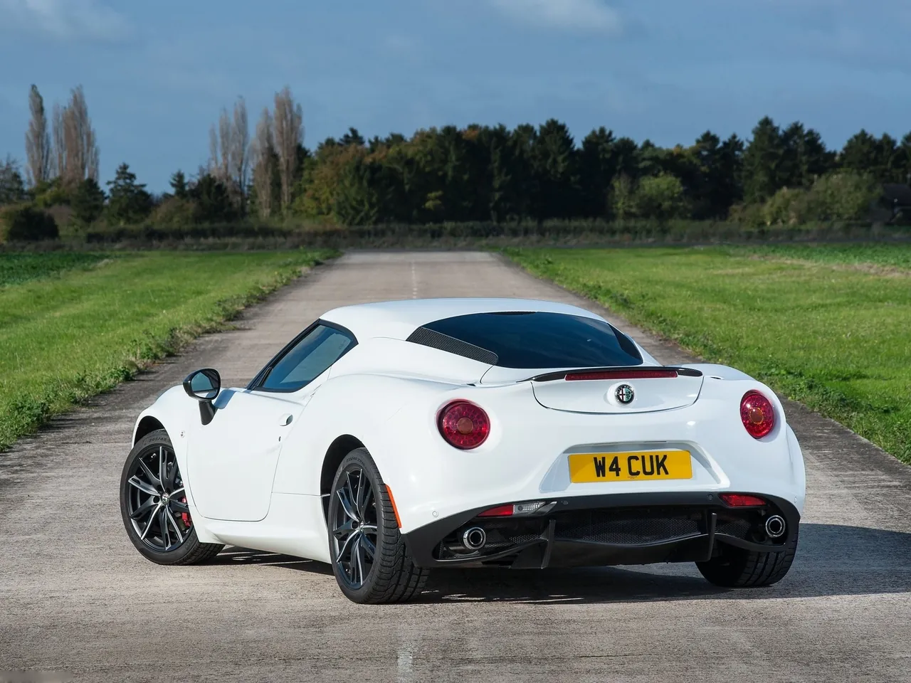 Alfa Romeo 4C [UK] (2014) – zadní tříčtvrteční pohled