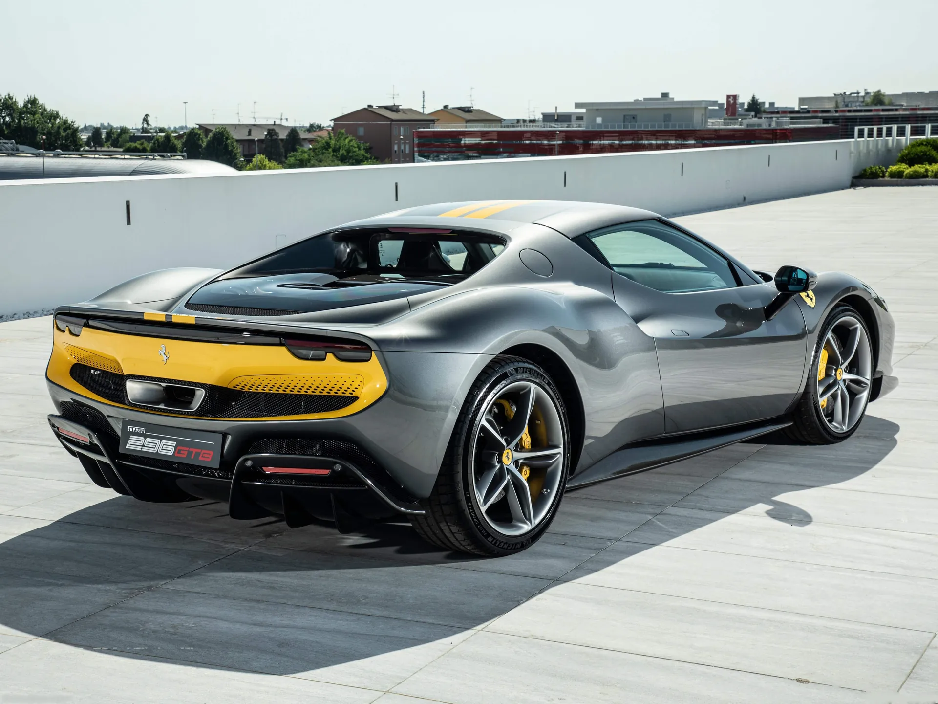 Ferrari 296 GTB (2022) – zadní tříčtvrteční pohled
