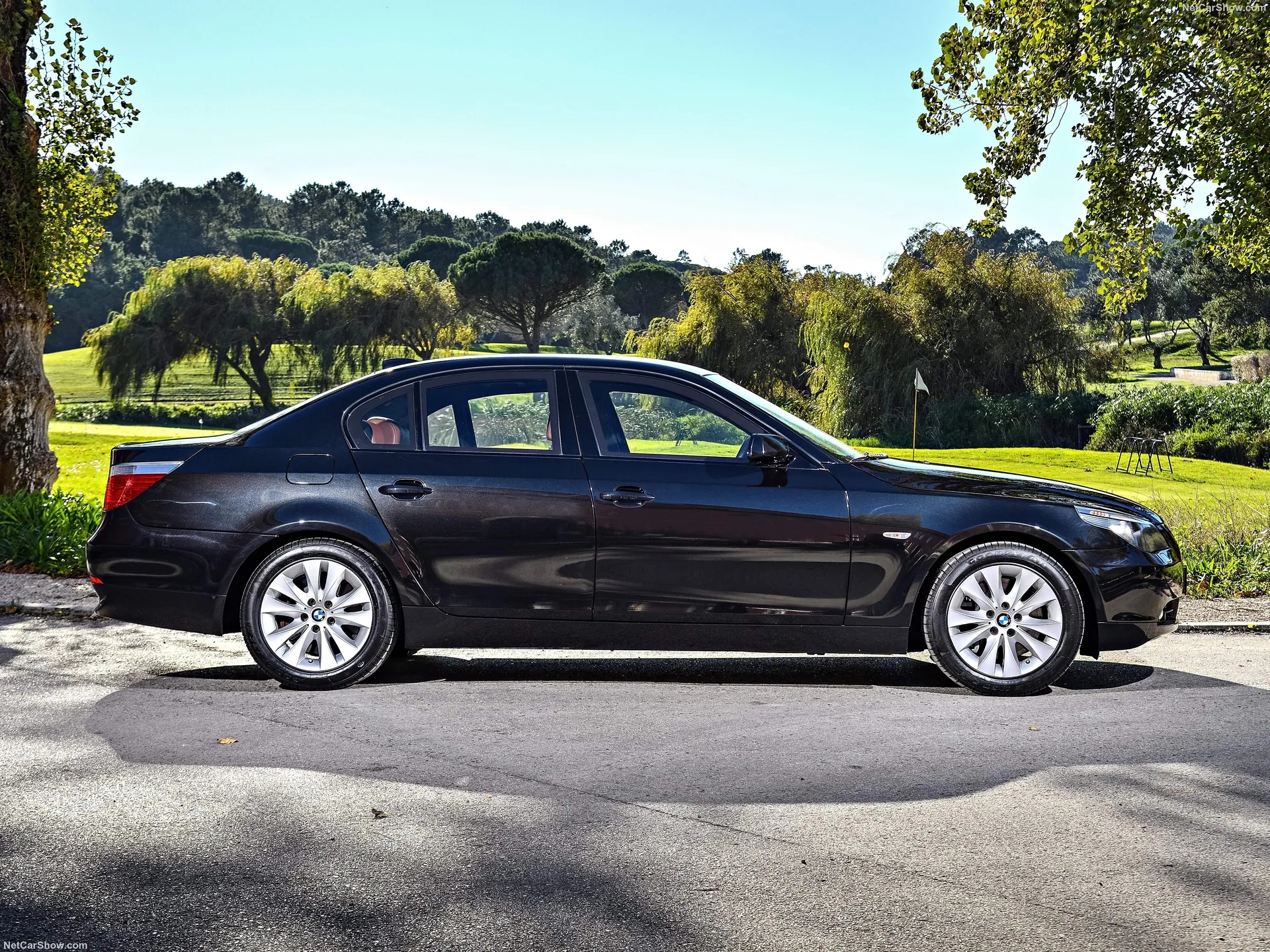 BMW 545i (2005) – boční profil