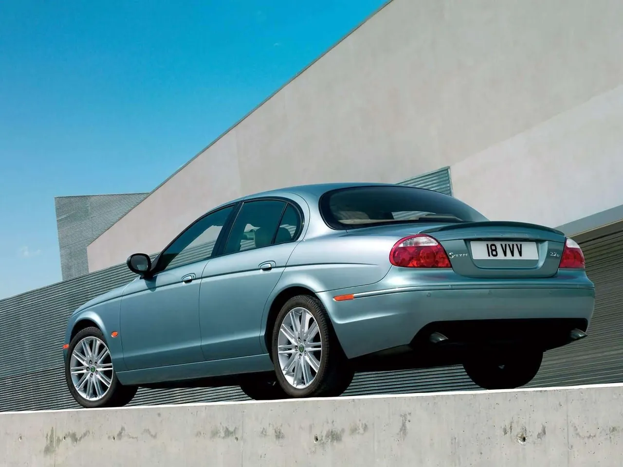Jaguar SType 2.7D (2004) – zadní tříčtvrteční pohled