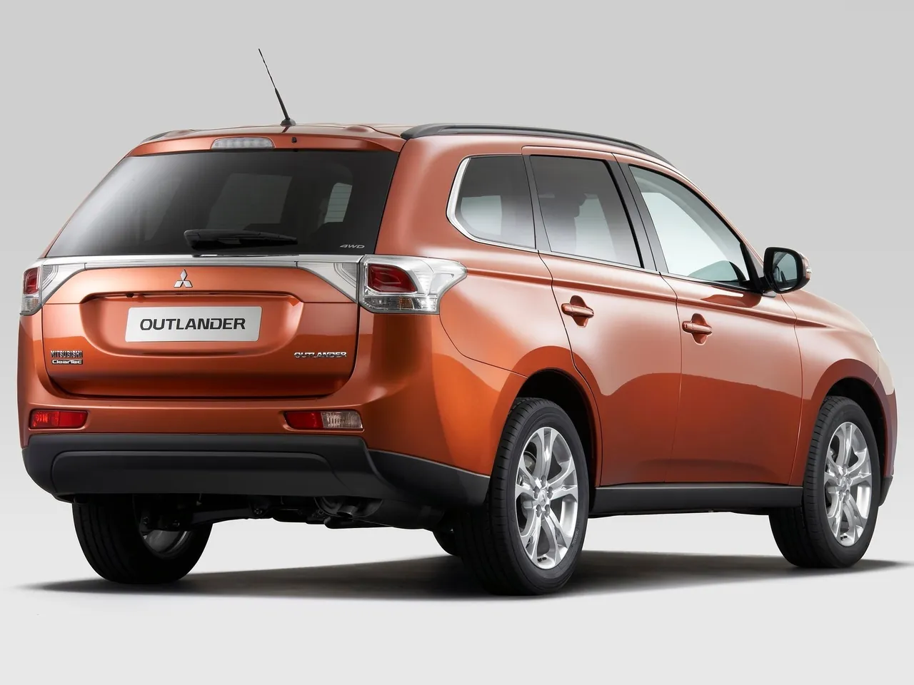 Mitsubishi Outlander (2013) – zadní tříčtvrteční pohled