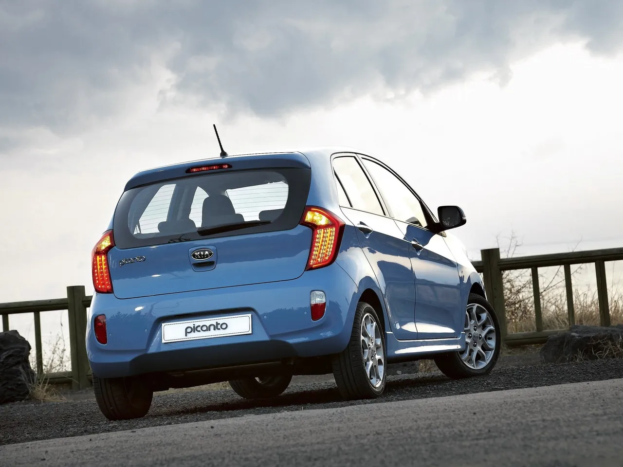Kia Picanto (2012) - Rear Three-Quarter