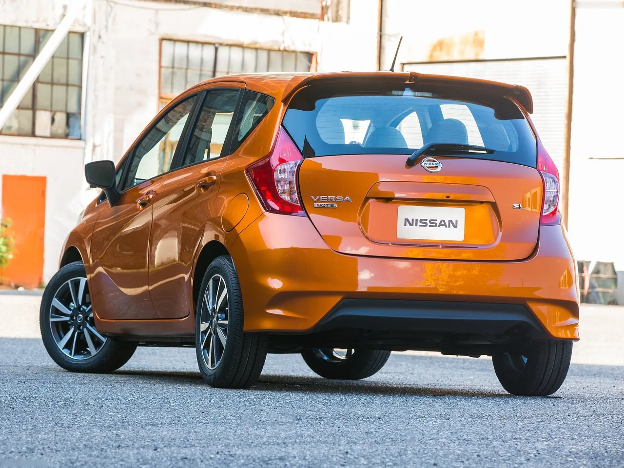 Nissan Versa Note (2017) – zadní tříčtvrteční pohled