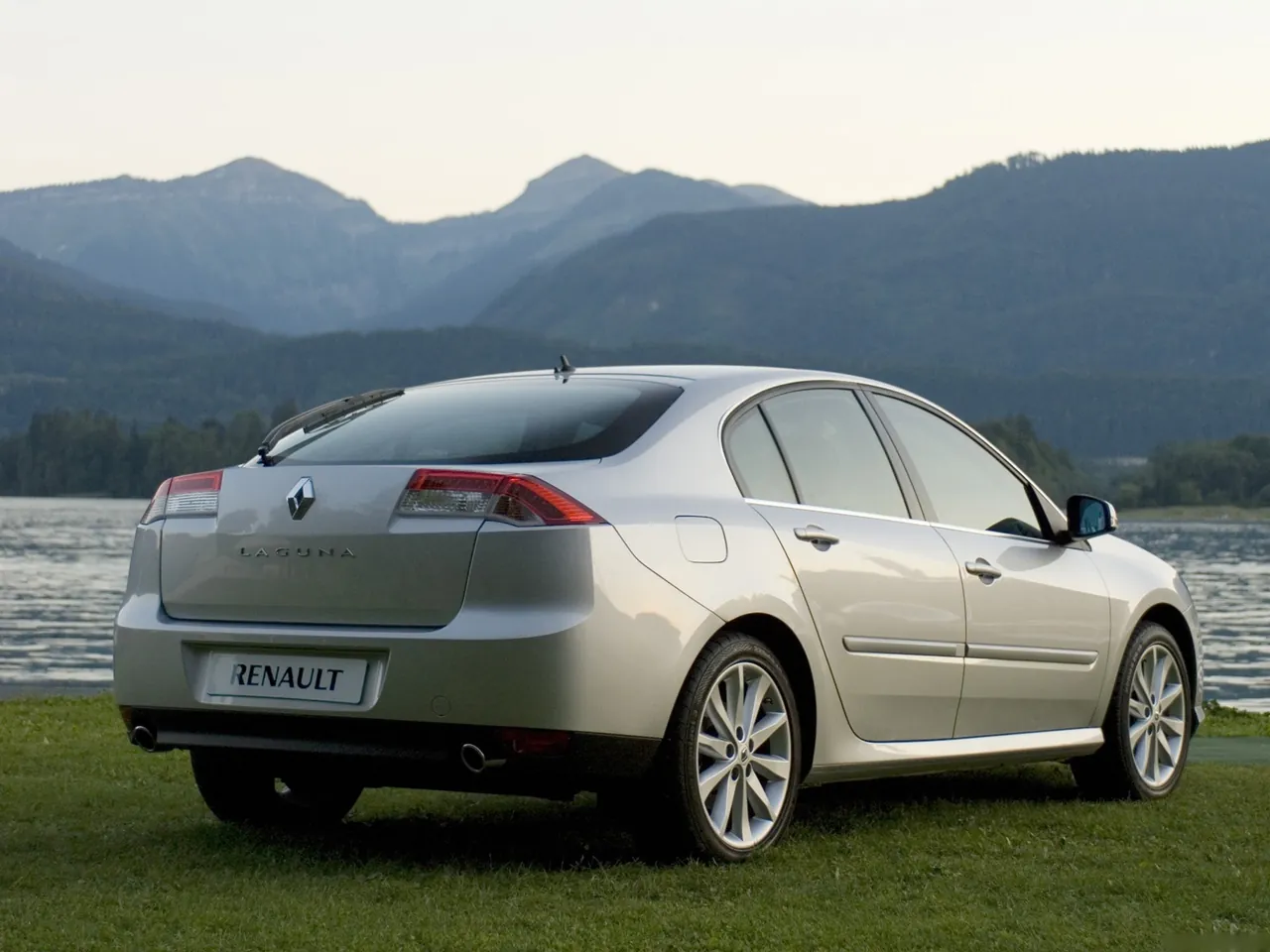 Renault Laguna (2008) – zadní tříčtvrteční pohled